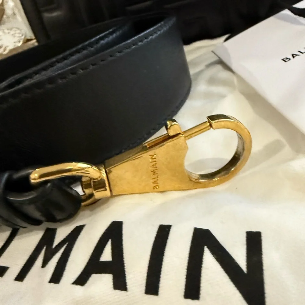 Balmain
B-Buzz 23 leather bag Black and Gold Quilted Shoulder Bag - Picture 6 of 15
